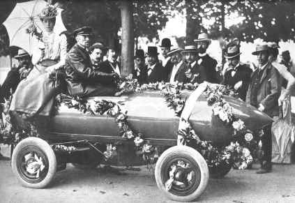 Camille Jenatzy et sa  Jamais Contente . La
photo a t prise juste aprs sa victoire
historique de 1898